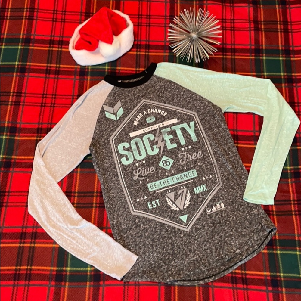 Men’s long sleeve T-shirt.